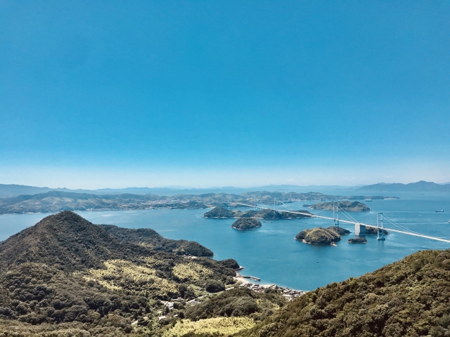 愛媛の海と島々の広がりが見える風景